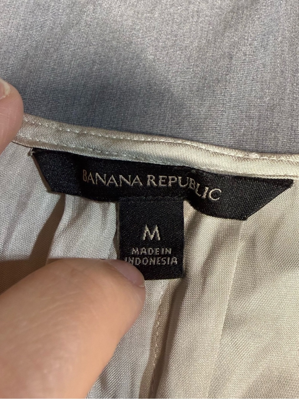 Banana Republic Cream V-Neck Sleeveless Blouse - Picture 2 of 6